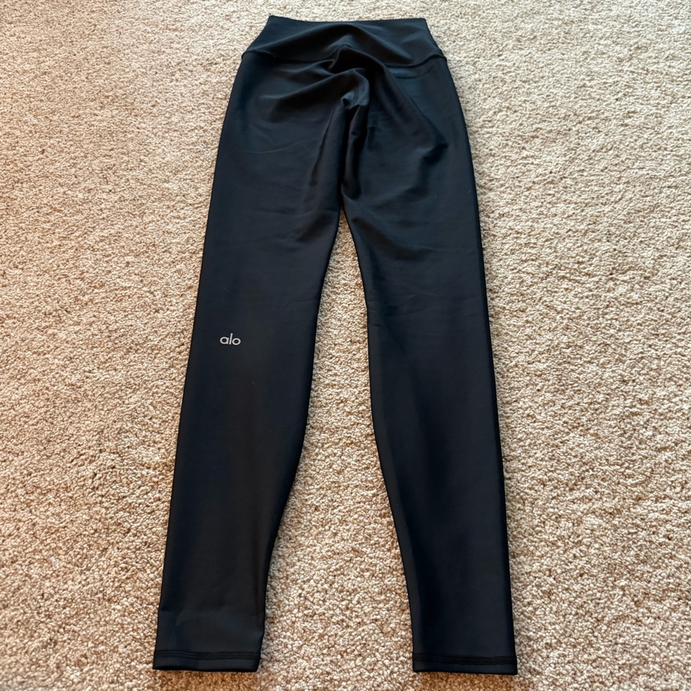 ALO Yoga 7/8 High-Waist Airbrush Leggings in Black - Picture 3 of 4